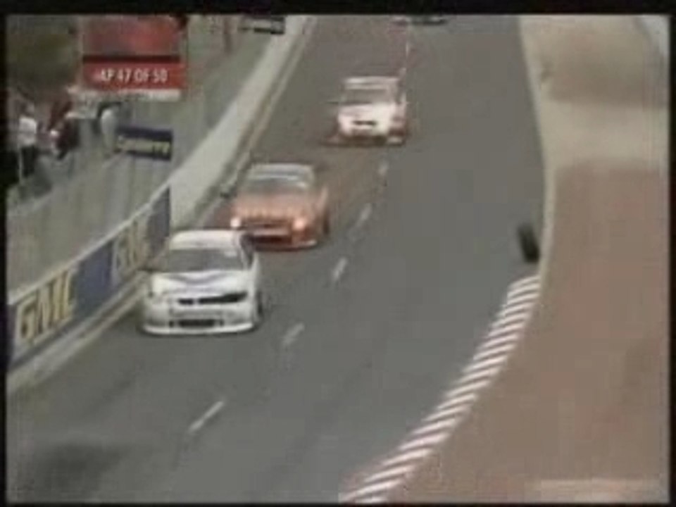 Course automobile avec un pneu en course