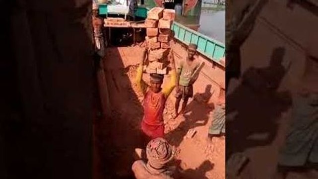 Transporter des briques sur la tête