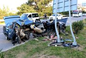 Hatay'da Korkunç Kaza! Trafik Levhasına Çarpan Otomobil İkiye Bölündü