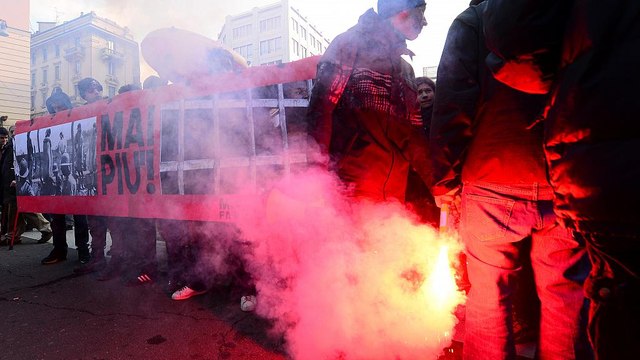 Cortei in varie città italiane, scontri a Milano tra manifestanti e polizia