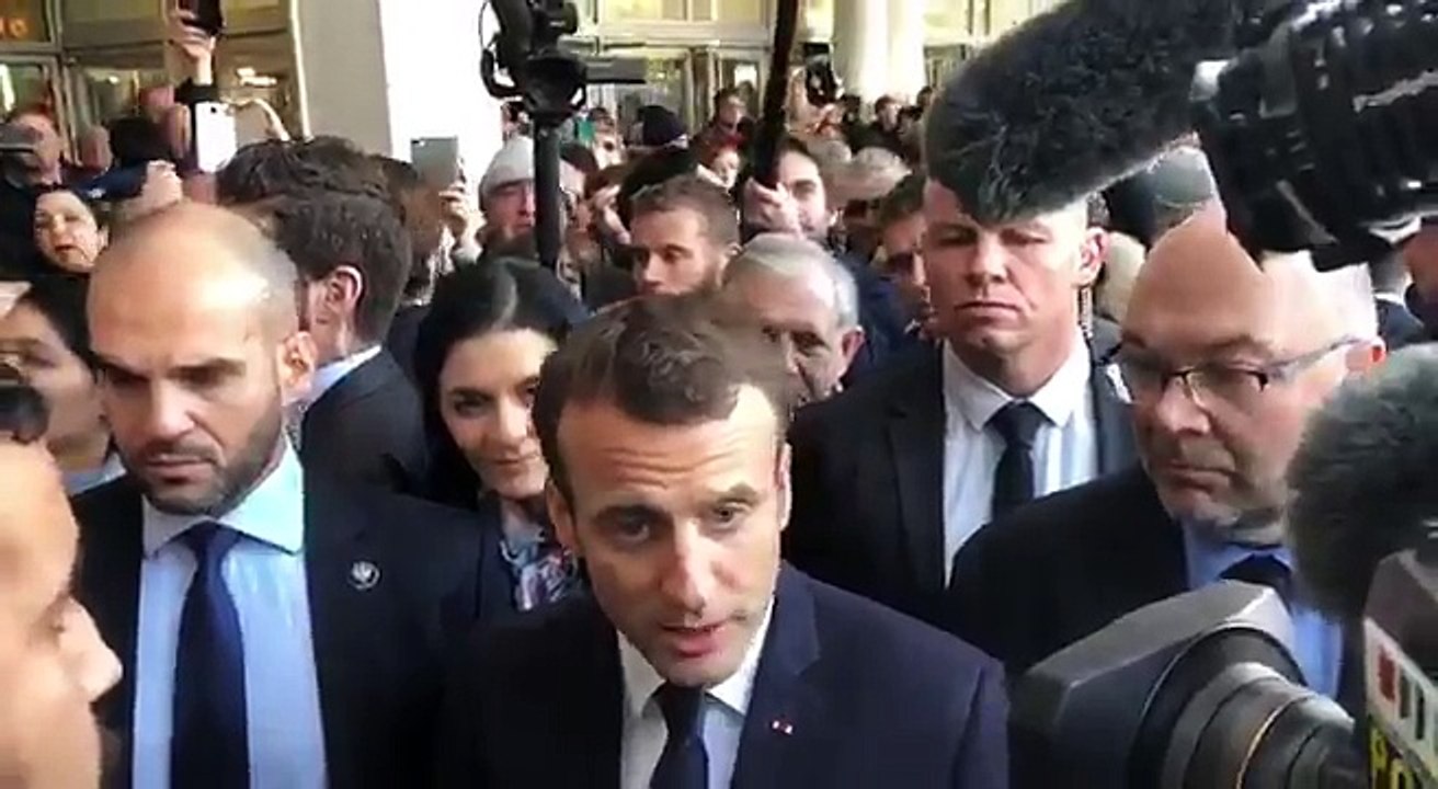 Emmanuel Macron commente les sifflets: "C'est 10 zigues planqués à 500 mètres qui se dégonflent quand vous allez les