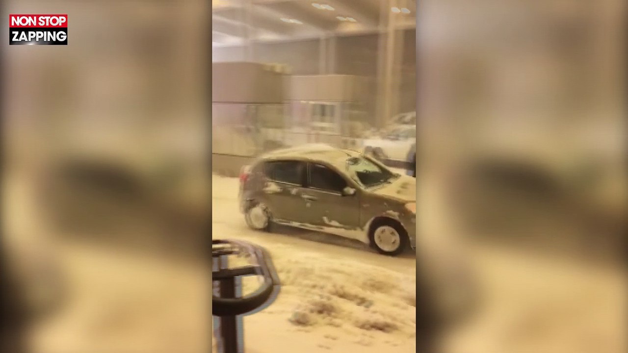 Un chasse-neige pousse une voiture bloquée par la neige (Vidéo)