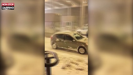Un chasse-neige pousse une voiture bloquée par la neige (Vidéo)