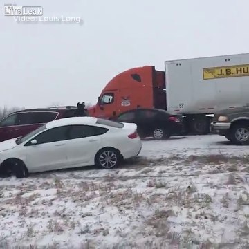 Carambolage géant de 90 voitures sur une autoroute verglacée !