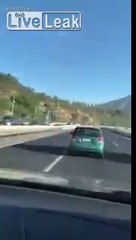 Download Video: Ces imbéciles causent la sortie de route d'une voiture