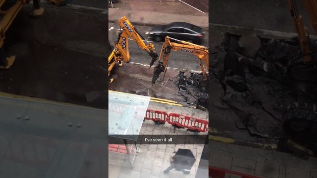 Des ouvriers du BTP jouent au morpion