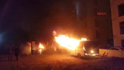 Pendik'te Minibüs ve Konteyner Alev Alev Yandı