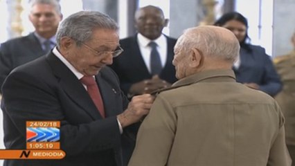 Raúl Castro condecora como "Héroes del Trabajo" a consagrados de la Revolución
