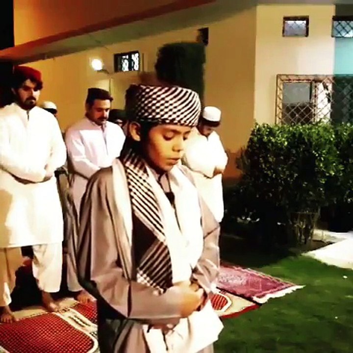 تلاوة قرآنية هادئة وتلاعب المشاعر الدينية لطفل عمره 10سنوات يصلي بالمصلين إمام