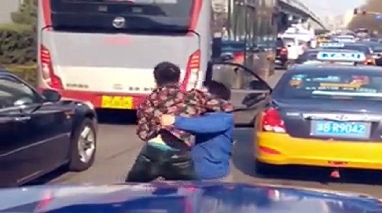 Petite pause Karaté en plein bouchon sur la route.. Ahaha