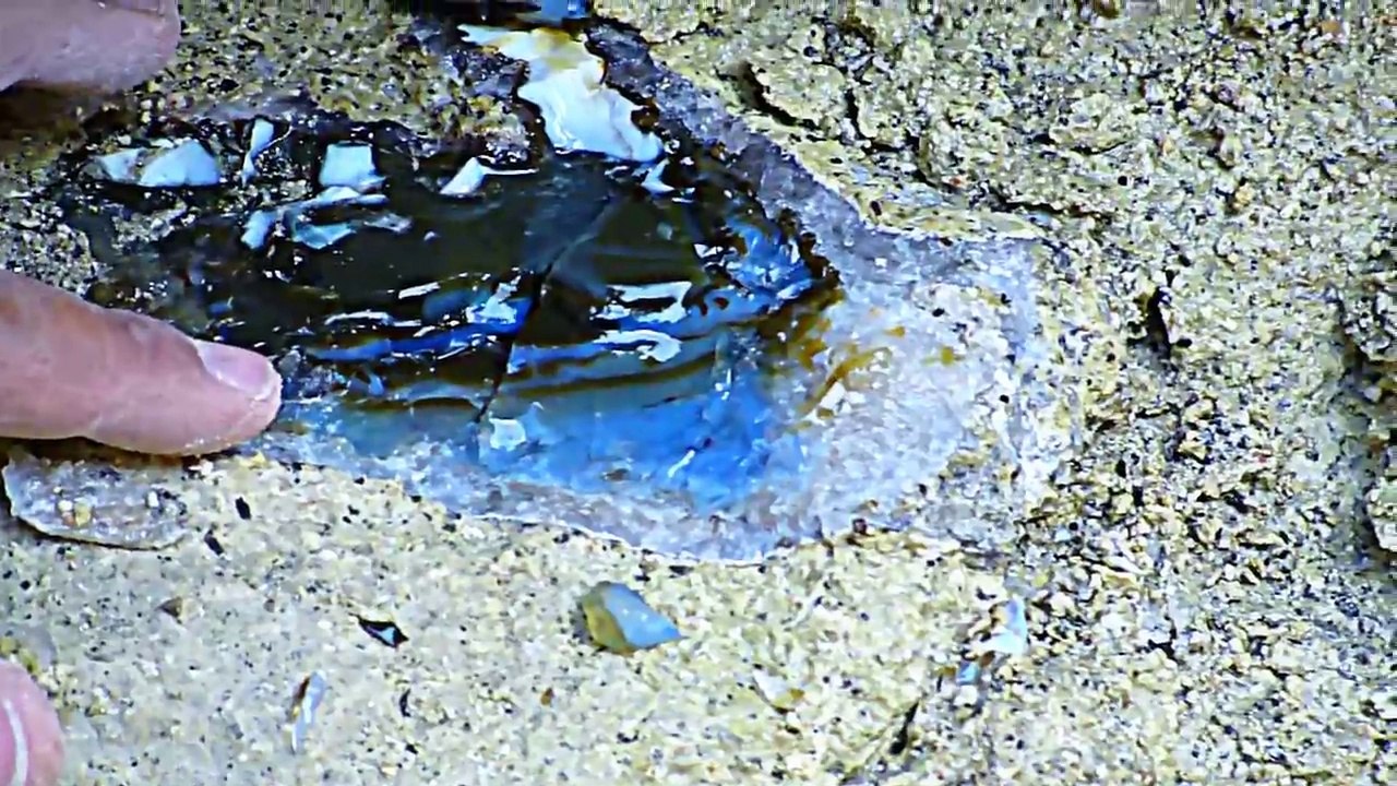 Des chercheurs de pierres précieuses découvrent une Opale bleue énorme au mexique