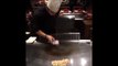 Ce chef japonais joue avec un oeuf et un couteau... Impressionnant