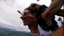 Chica queda inconsciente en salto en paracaídas