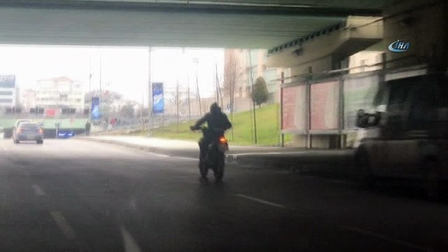 Motosiklet sürücüsünün trafikte tehlikeli şovu kamerada