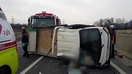 서해안고속도 화물트럭 넘어져...70대 운전자 숨져 / YTN