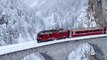 On a l'impression que ce train n'est pas réel est pourtant si! Alpes Suisses