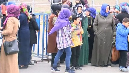 Şanlıurfalılar miting alanına zeytin dalları ve askeri kamuflajlarla gitti