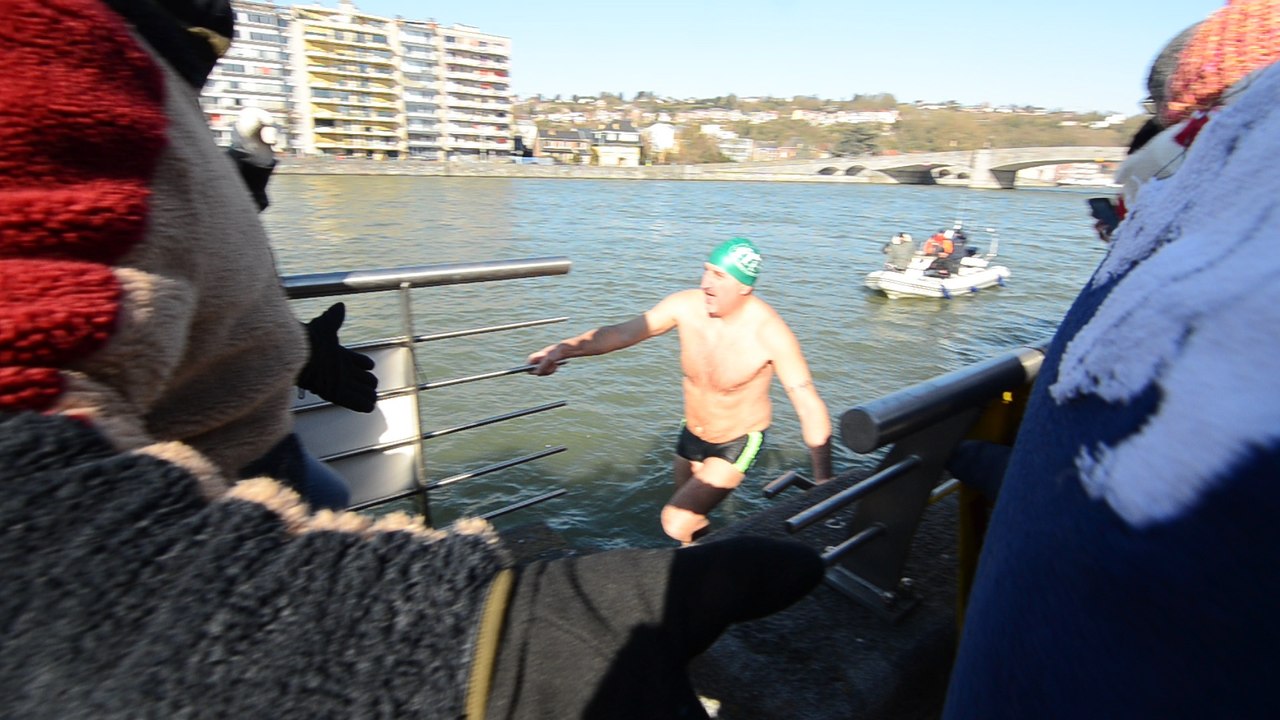 À la sortie de l'eau lors de la traversée hivernale de la Meuse 2018