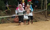 Warga Harus Seberangi Sungai Menuju Pos Pengungsian