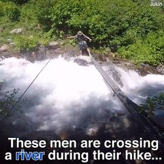 Il traverse un pont extrêmement dangereux