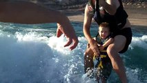 Il fait du wakeboard avec son papa