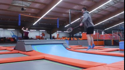 Jouez au Badminton sur un terrain trampoline !