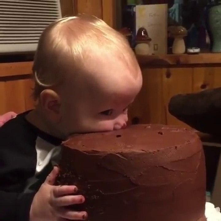 Gourmand, ce bébé mange le gateau la tête dedans !