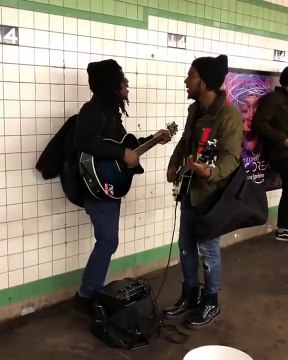 Meilleure reprise des Beatles jamais entendue !! Dans le métro !
