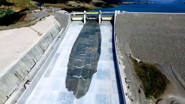 مذهل !! عملية تفريغ المياه لأكبر السدود في العالم - Emergency water discharge from the dam