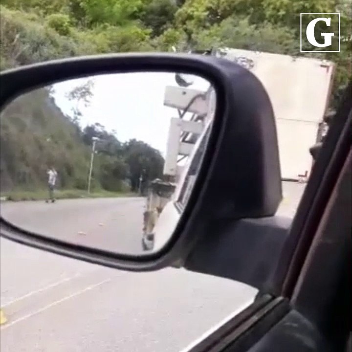 Caminhão tomba em rodovia no sul do ES
