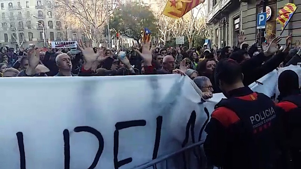Protestes a plaça d'Urquinaona contra la presèn...
