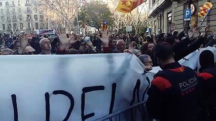 Protestes a plaça d'Urquinaona contra la presència del rei espanyol