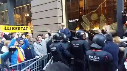 Els manifestants contra el rei espanyol criden per la llibertat dels presos polítics