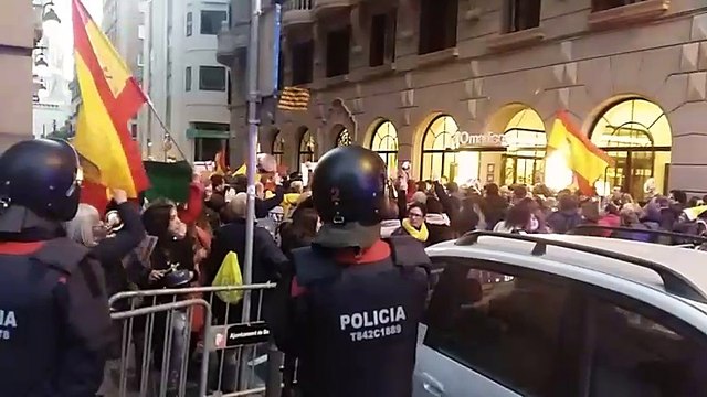 Passivitat de Mossos d'Esquadra respecte a les provocacions dels monàrquics