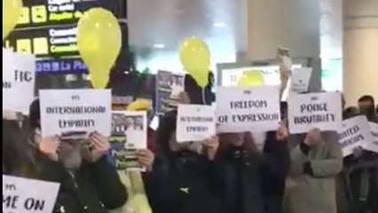 Los 'indepes' incomodadn a los visitantes del WMC con carteles de denuncia