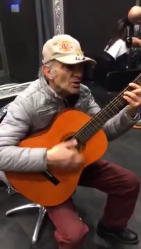 Le Bon La Brute et le Truand à la guitare et au chant