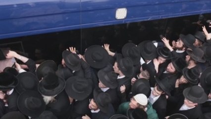 Miles de judíos acuden al entierro del rabino extremista Auerbaj