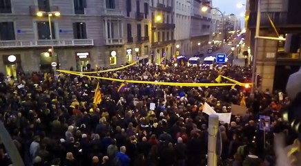 Manifestació a l'inici de la Via Laietana, tallada per a garantir el pas de Felipe VI