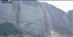 Une falaise entière se décroche et chute sur une plage