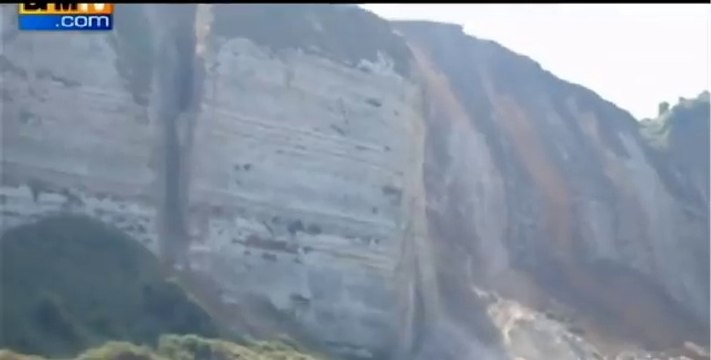 Une falaise entière se décroche et chute sur une plage