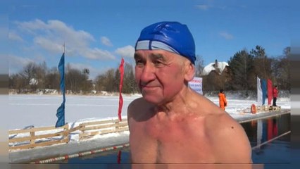 شاهد: منافسات في روسيا للسباحة في برودة تقل عن 10 درجات