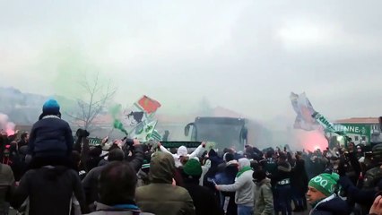 Les supporters escortent le bus avant le derby