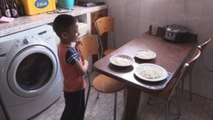 Dejar de comer para alimentar a sus hijos, el drama de muchos padres venezolanos