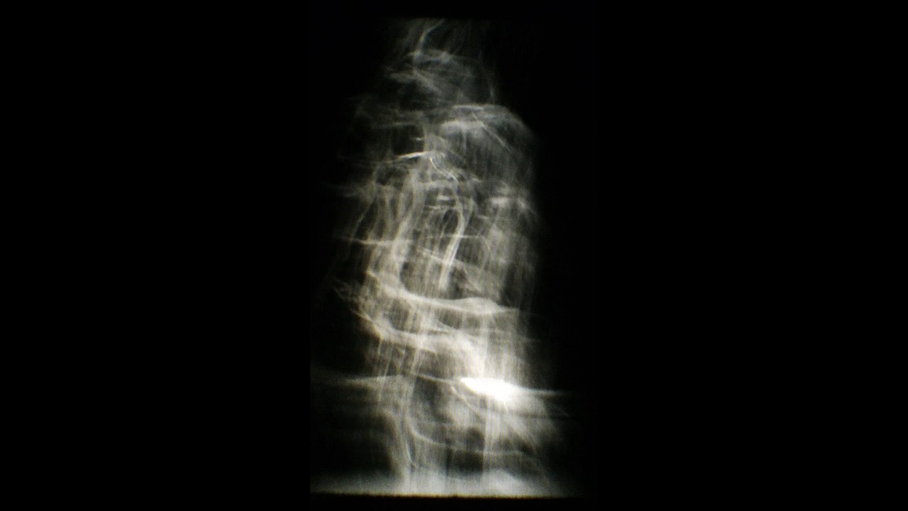 Ruissellement de cascade entre les galets