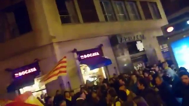 Separatistas pacifistas agreden a unos patriotas que llevaban la bandera de España