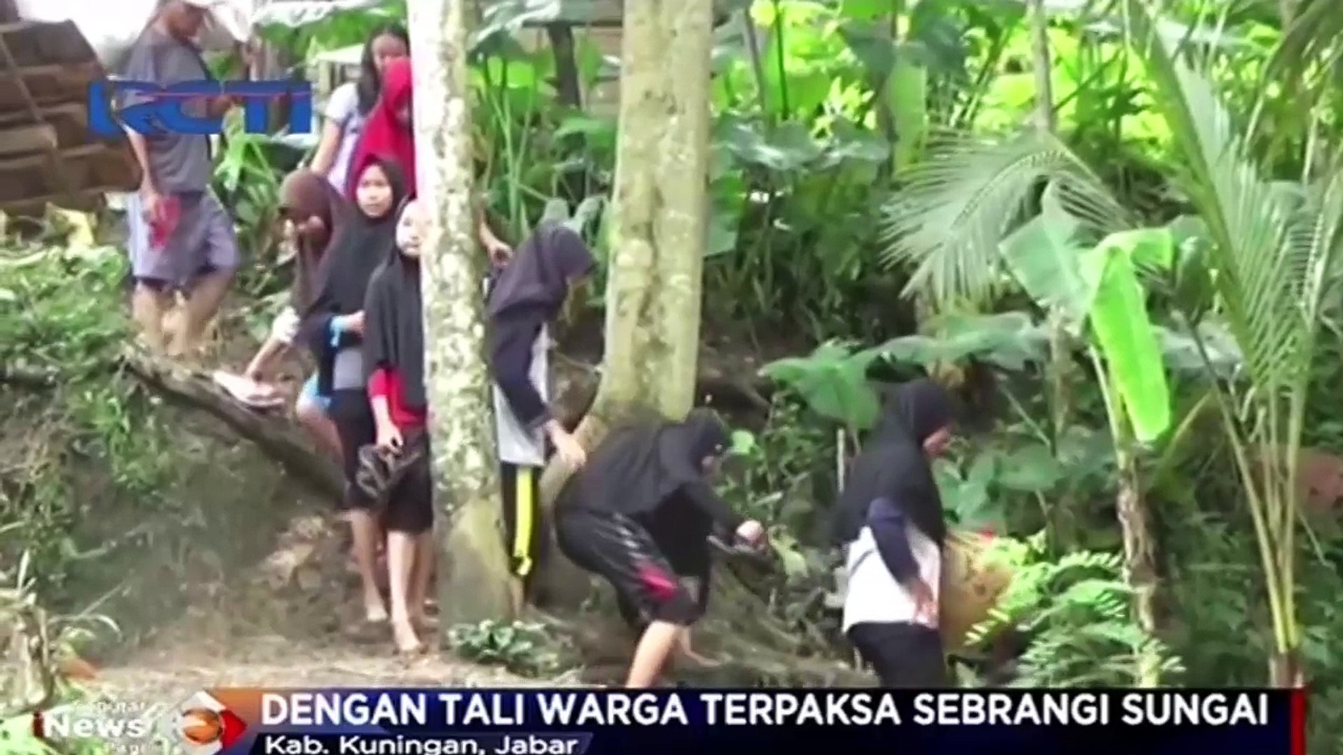 Nekat Warga Sebrangi Banjir Dengan Seutas Tali Di Kuningan