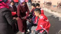 Yozgat'ta ellerine kına yakan öğrenciler, Afrin için gönüllü oldu