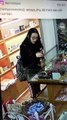 Cô gái trẻ ăn trộm son trong shop mỹ phẩm một cách tinh vi