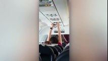 Cô gái khiến hành khách đi cùng chuyến bay phải 
