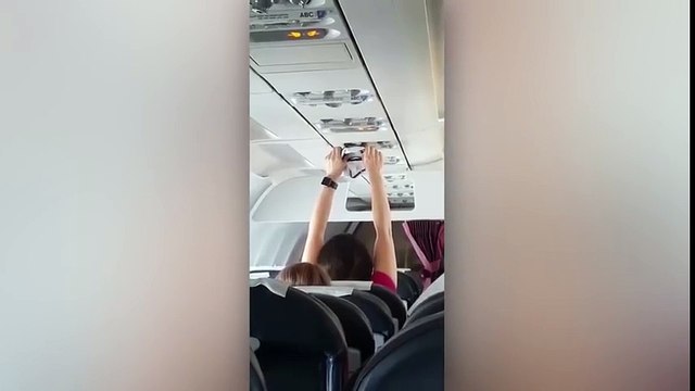 Cô gái khiến hành khách đi cùng chuyến bay phải ngao ngán lắc đầu khi đem quần chíp của mình để sát vào lỗ thông gió trên trần máy bay để hong khô